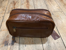 Load image into Gallery viewer, Leather Washbag
